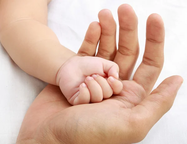 Маленькая детская рука — стоковое фото