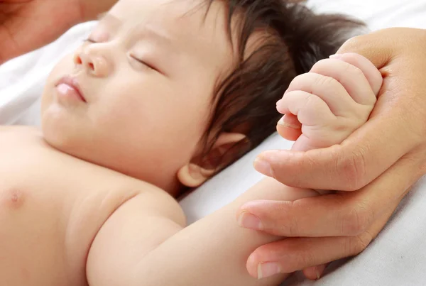 엄마 손을 잡고 있는 아기 — 스톡 사진