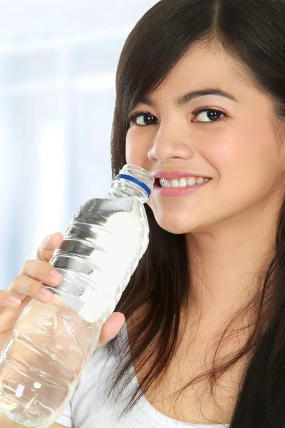 Donna con una bottiglia d'acqua — Foto Stock
