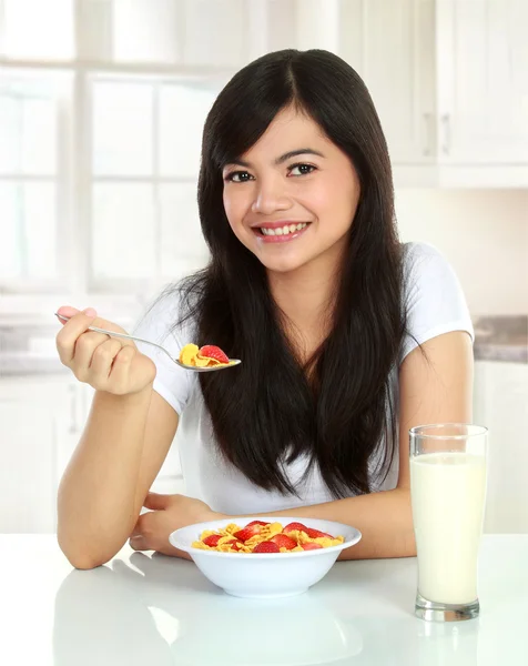Ung kvinna äter frukost — Stockfoto