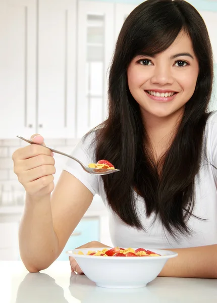 Young woman having breakfast — Stock Photo, Image
