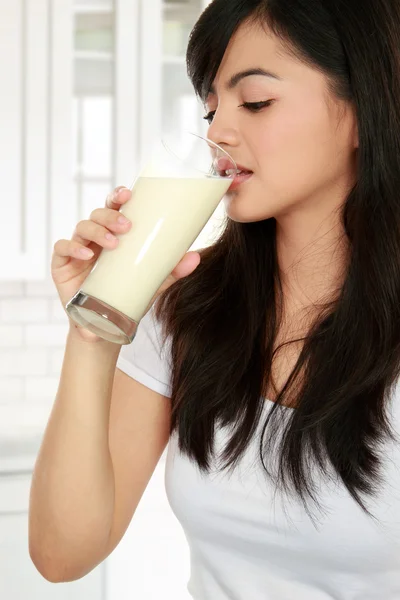 Mujer bebiendo leche —  Fotos de Stock