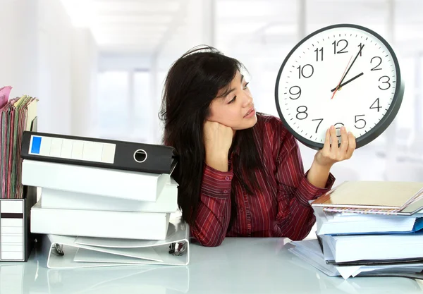 Nő a stressz az irodában — Stock Fotó
