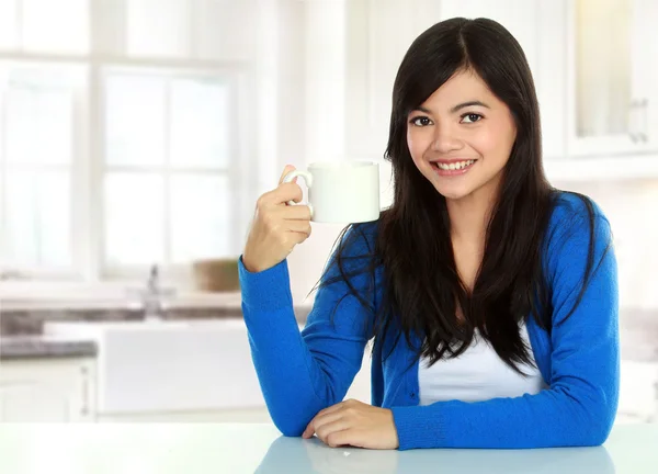 Bonita mujer asiática tomando un vaso de té — Foto de Stock