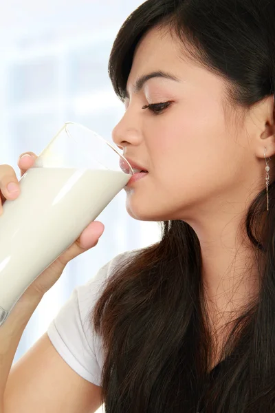 Donna che beve latte — Foto Stock