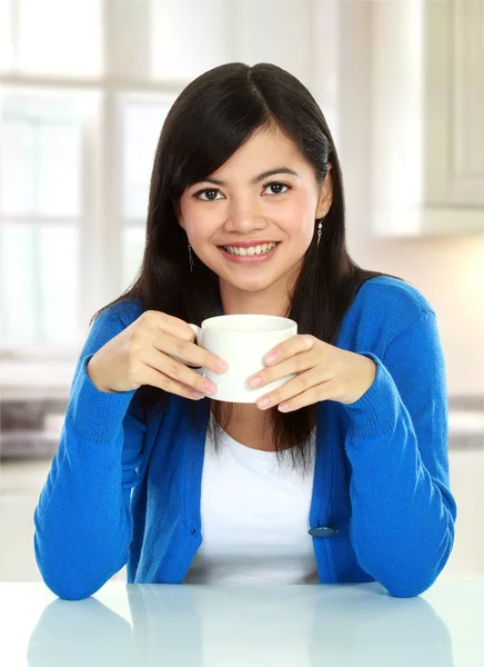 Mulher asiática bonita tendo um copo de chá — Fotografia de Stock