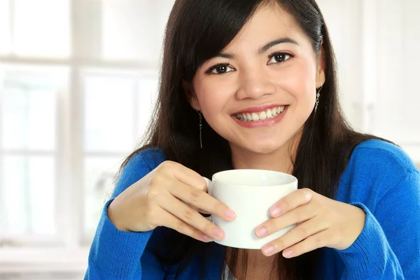 Mujer asiática tomando té —  Fotos de Stock