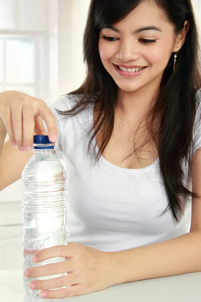 Vrouw met een fles water — Stockfoto