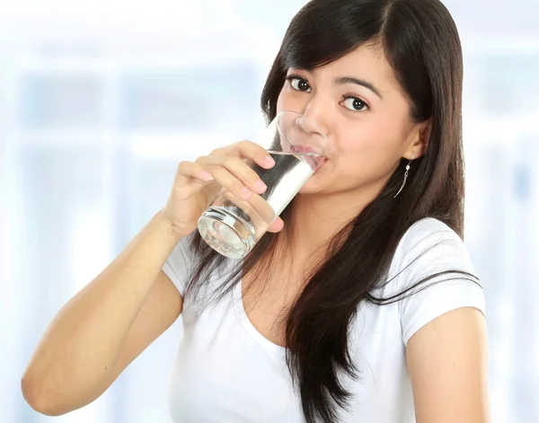 女性飲料水 — ストック写真
