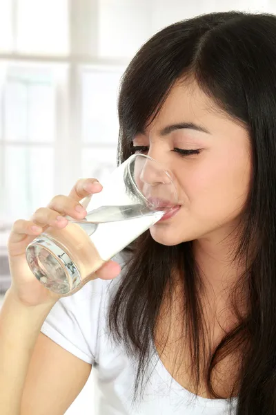 Vrouw die water drinkt — Stockfoto
