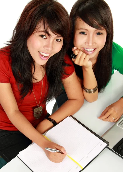 Двоє молодих азіатських студентів навчаються — стокове фото