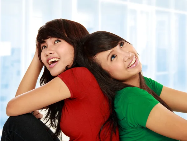 Dwóch młodych azjatyckich kobiet myśli — Zdjęcie stockowe