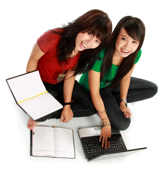 Два молодых азиатских студента учатся — стоковое фото