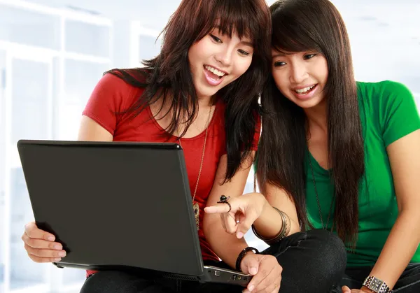 Kobiety nauki z laptopa — Zdjęcie stockowe