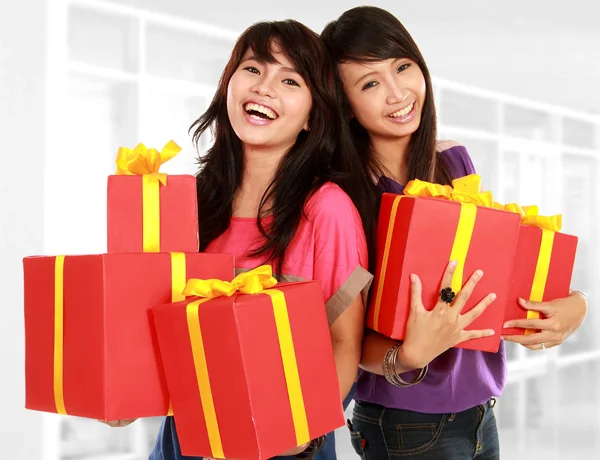 Две молодые девушки с подарком — стоковое фото