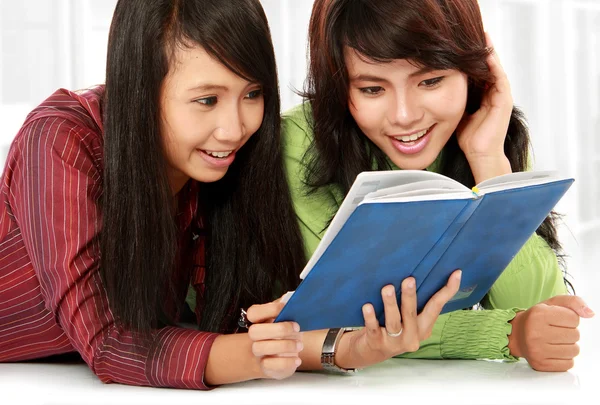 Studenter som läser — Stockfoto