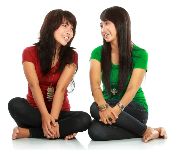 Duas meninas olhando umas às outras — Fotografia de Stock