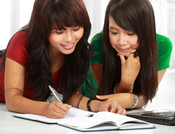 Dos jóvenes asiático estudiante estudio —  Fotos de Stock