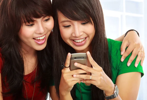 年轻的亚裔女子微笑读短信 — 图库照片