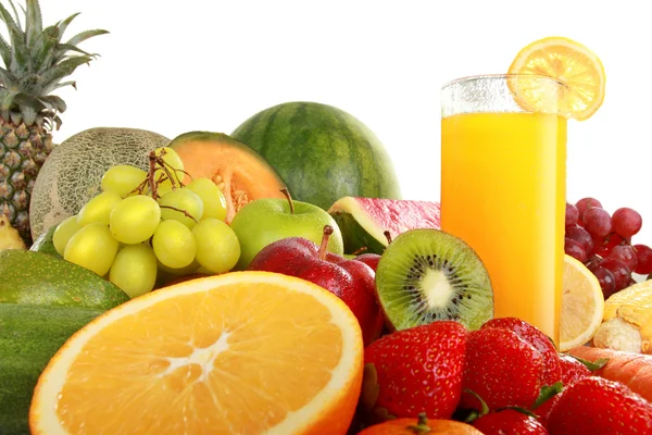 Frutta fresca variopinta e succo — Foto Stock