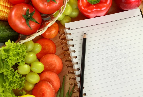 Frisches Gemüse und Obst mit einem leeren Buch — Stockfoto
