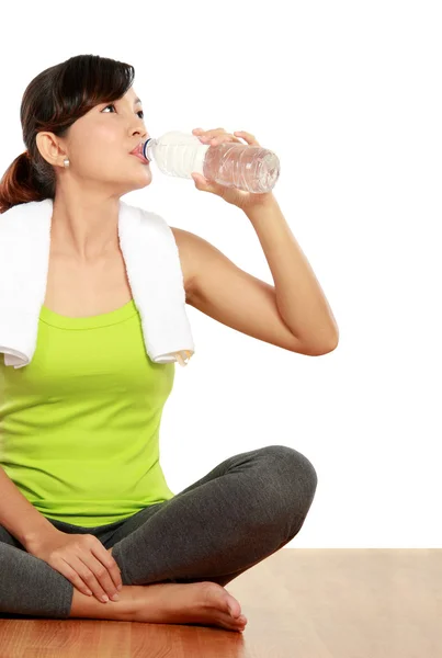 Mulher fitness com água — Fotografia de Stock