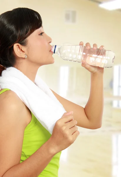 Fitness woman drinking water — Stock Photo, Image