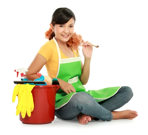 Femme avec équipement de nettoyage — Photo