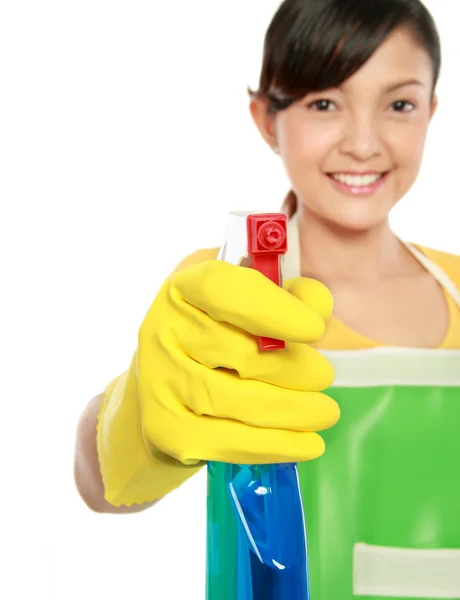 Mujer usando herramienta de limpieza por pulverización — Foto de Stock