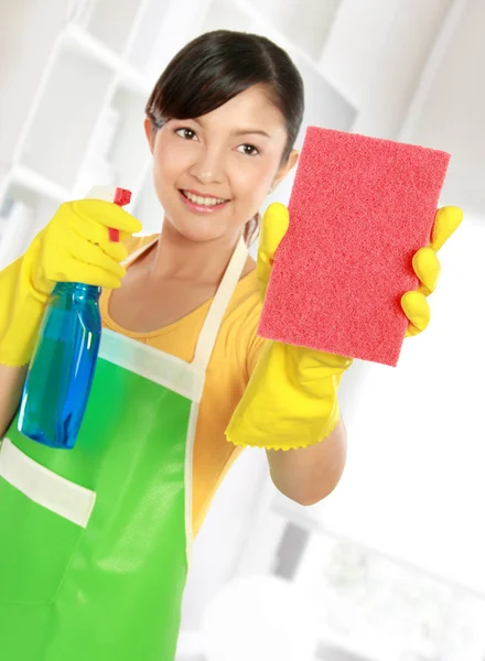 Kobieta, mycie okien — Zdjęcie stockowe