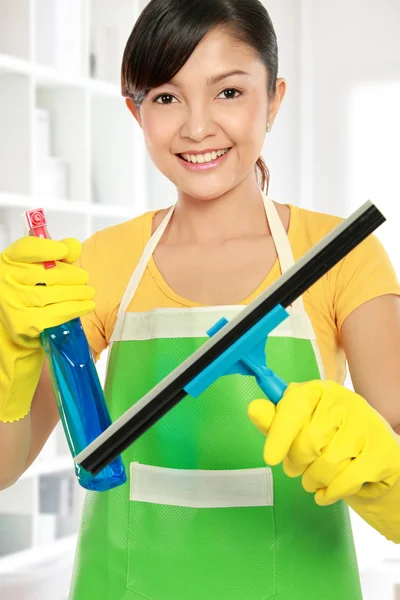 Femme nettoyage des fenêtres — Photo