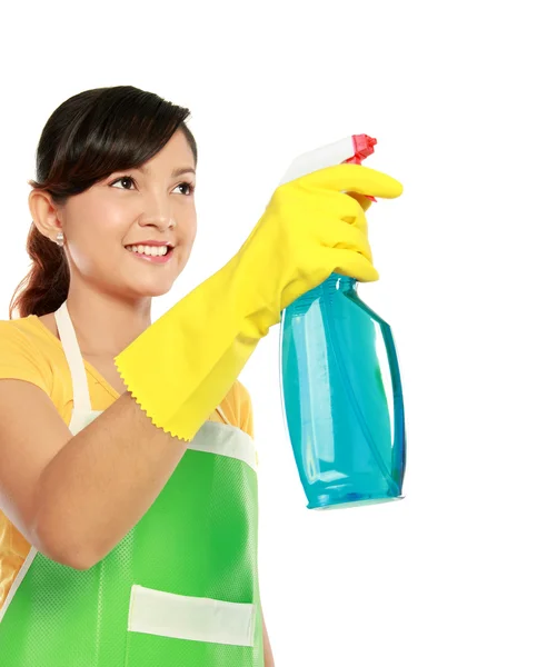 Женщина с инструментом для очистки распылителя — стоковое фото