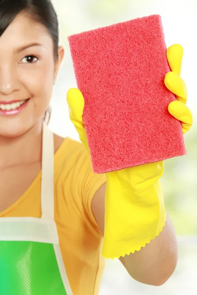 Femme nettoyage des fenêtres — Photo