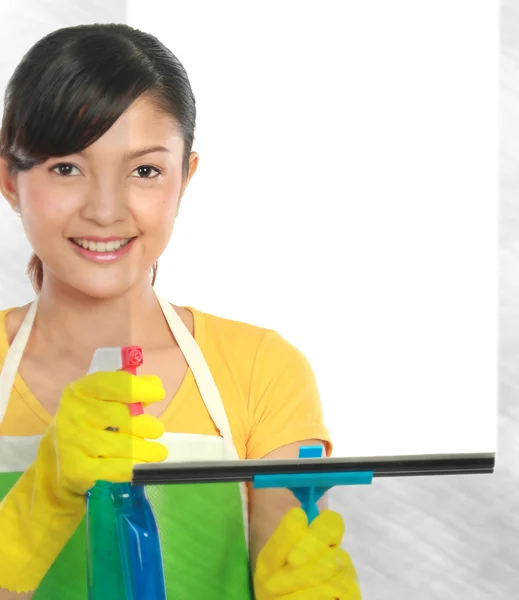 Mujer limpiando ventanas — Foto de Stock