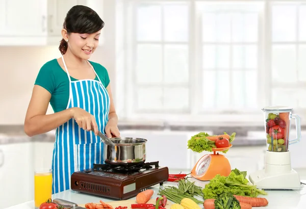 Nő főzés — Stock Fotó