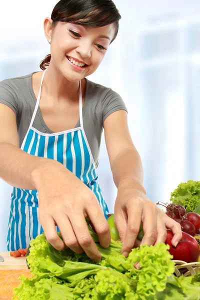 Frau kocht in der Küche — Stockfoto
