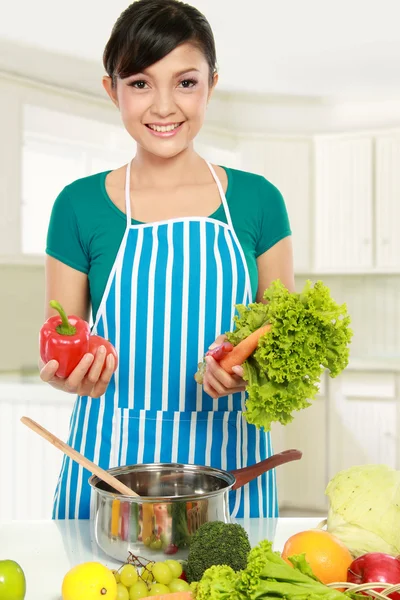 Mulher colocando um monte de ingredientes saudáveis — Fotografia de Stock