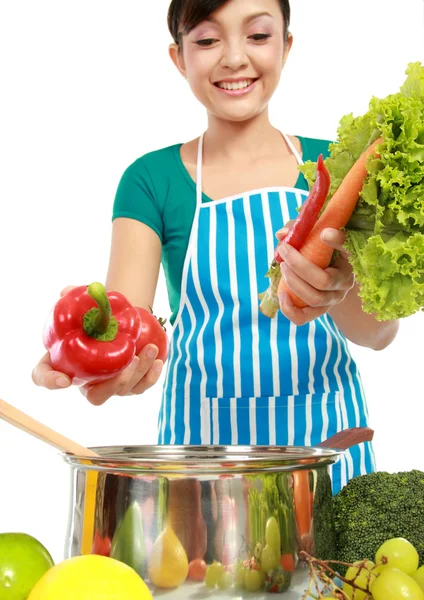 Mulher colocando um monte de ingredientes saudáveis — Fotografia de Stock