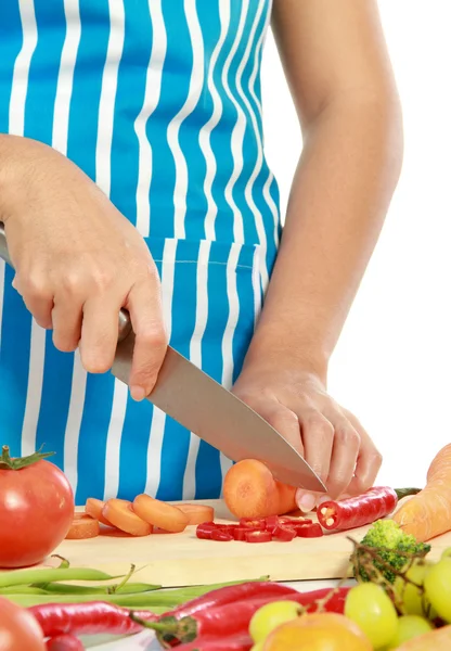 Bella donna che taglia verdure — Foto Stock