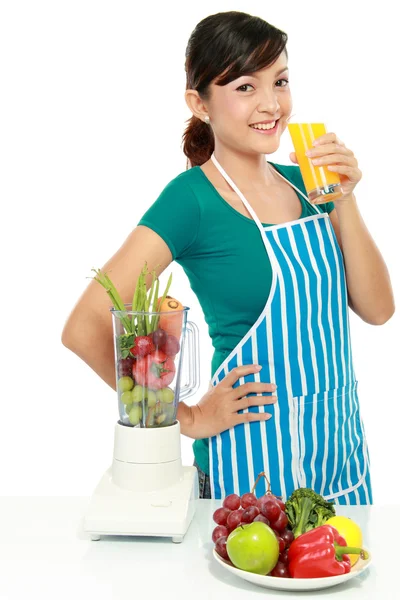 Kobieta co świeży sok owocowy — Zdjęcie stockowe