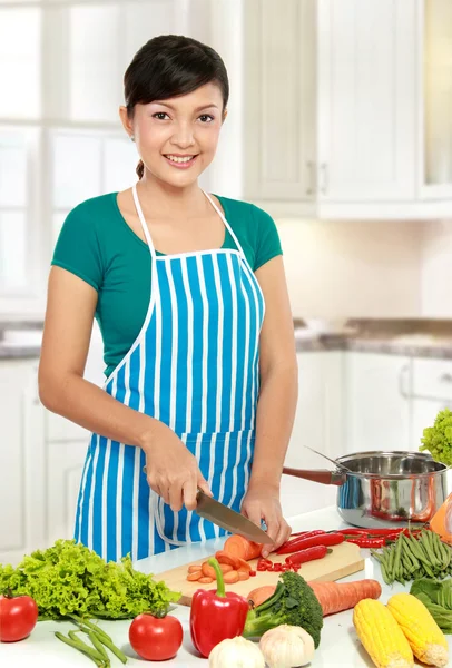 Beautiful woman cutting vegetables — Stock Photo, Image