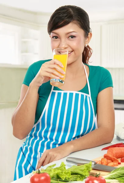 Woman having a glass of fresh juice — Stock Photo, Image