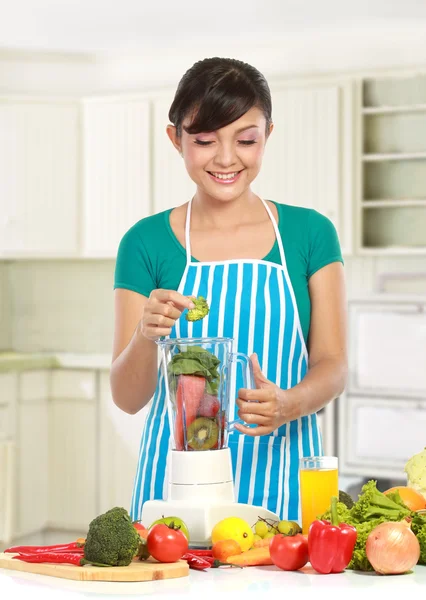 Woman making a fresh juice — Stock Photo, Image
