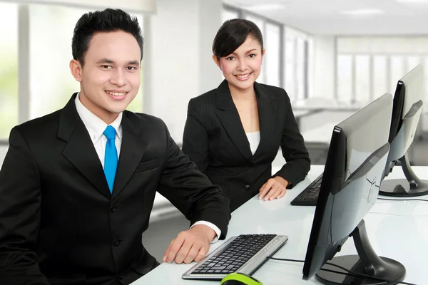 Lächelnder Mann und Frau Büroangestellte — Stockfoto