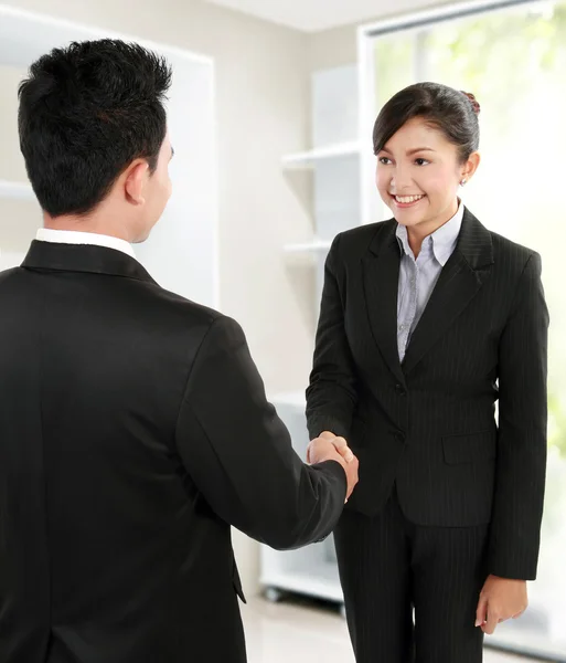 Stringere la mano tra un uomo d'affari e una donna d'affari — Foto Stock