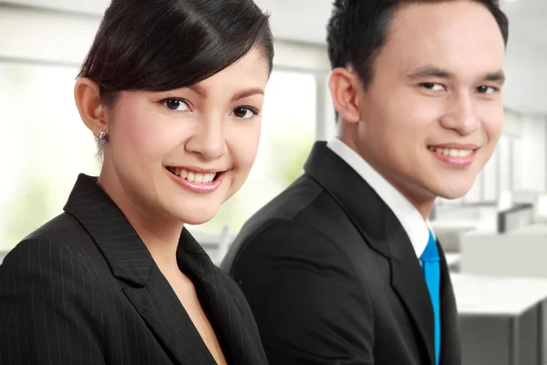 Mann und Frau Büroangestellte lächeln — Stockfoto