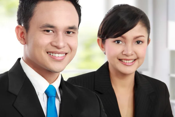Мужчина и женщина улыбаются офисному работнику — стоковое фото