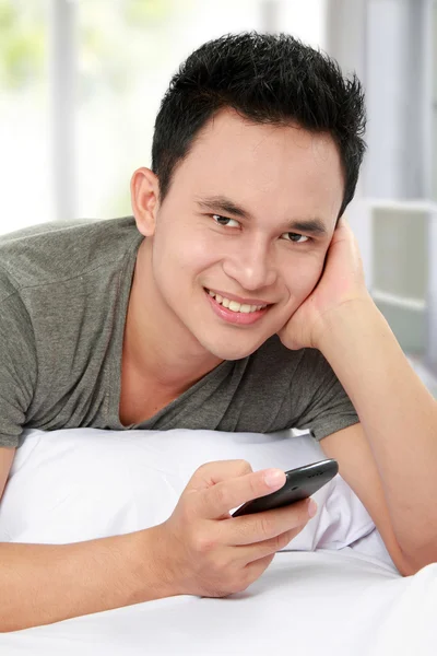 Man texting message — Stok fotoğraf