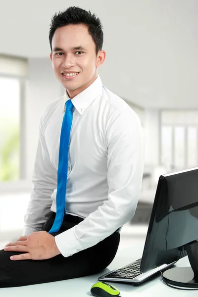 Молодой азиатский бизнесмен в офисе — стоковое фото