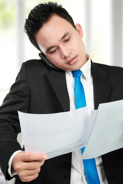 Businessman holding a report — Stock Photo, Image
